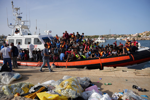 Illegális bevándorlás – Lampedusa szigetére csaknem hatszázan érkeztek egyszerre