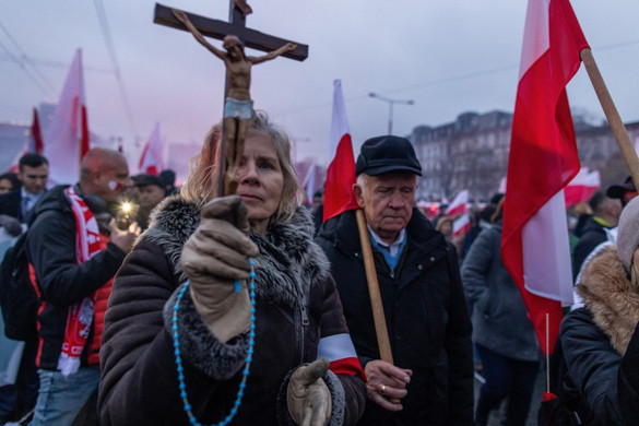 Tömegek ünnepelték Varsóban a lengyel államiság visszaszerzését a 105. évfordulón