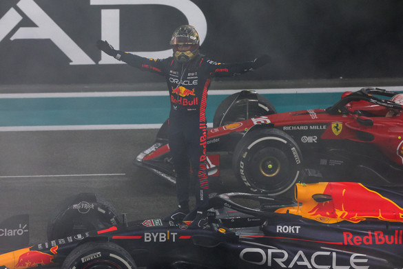 Verstappen rajt–cél győzelmet aratott az idényzárón