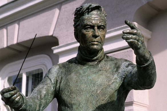 Náci múltja miatt eltávolították Herbert von Karajan mellszobrát az aacheni színházból