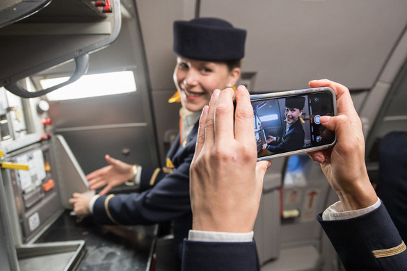 Ezt csinálják a stewardessek, amikor az utasok alszanak