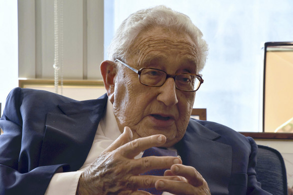 Putyin: Kissinger világszerte méltán örvendett tiszteletnek