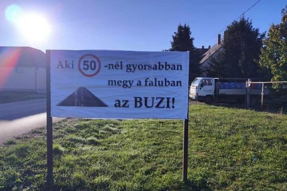 „Aki 50-nél gyorsabban megy, az b*zi” – írták ki a falu határában