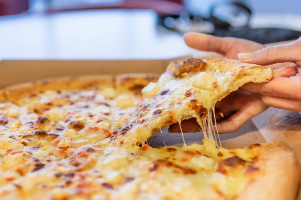 Az ananásznál is megosztóbb feltéttel árulnak pizzát
