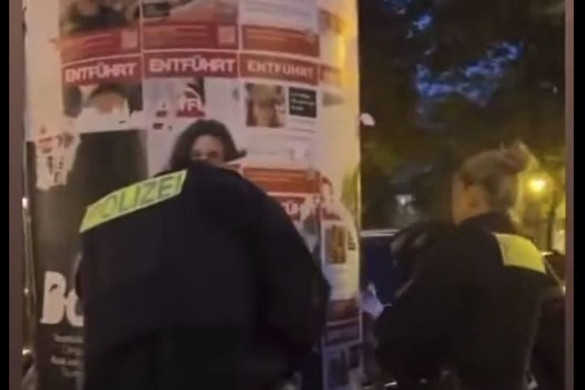 Videón, ahogy német rendőrök a Hamász által elrabolt gyerekek plakátjait tépkedik le
