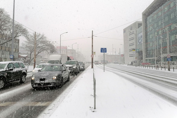Már most fennakadásokat okoz a közlekedésben a havazás