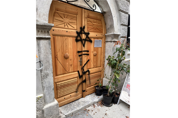 Horogkeresztet festettek Ljubljanában a zsidó kulturális központra