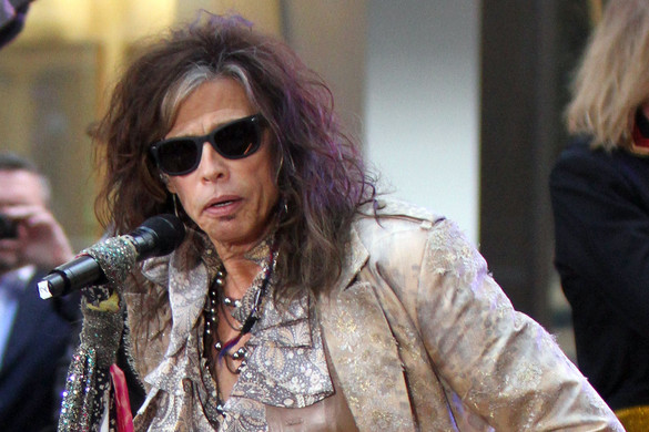 Szexuális zaklatással vádoláják az Aerosmith énekesét
