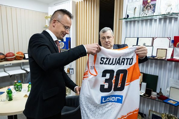 Szijjártó Péter meglátogatta a pécsi Kosárlabda Akadémiát