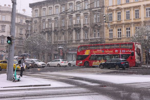 A havazás miatt keresztbe fordult csuklós busz bénította meg a forgalmat Budapesten
