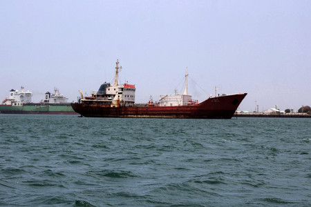 Jemenből kilőtt rakéták három kereskedelmi hajót találtak el