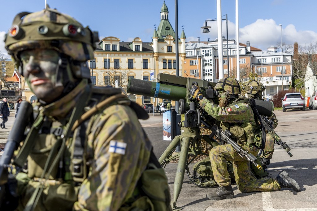 Finn katonák vesznek részt az Aurora 23 hadgyakorlaton a svédországi Oskarshamn kikötőjében 2023. május 2-án