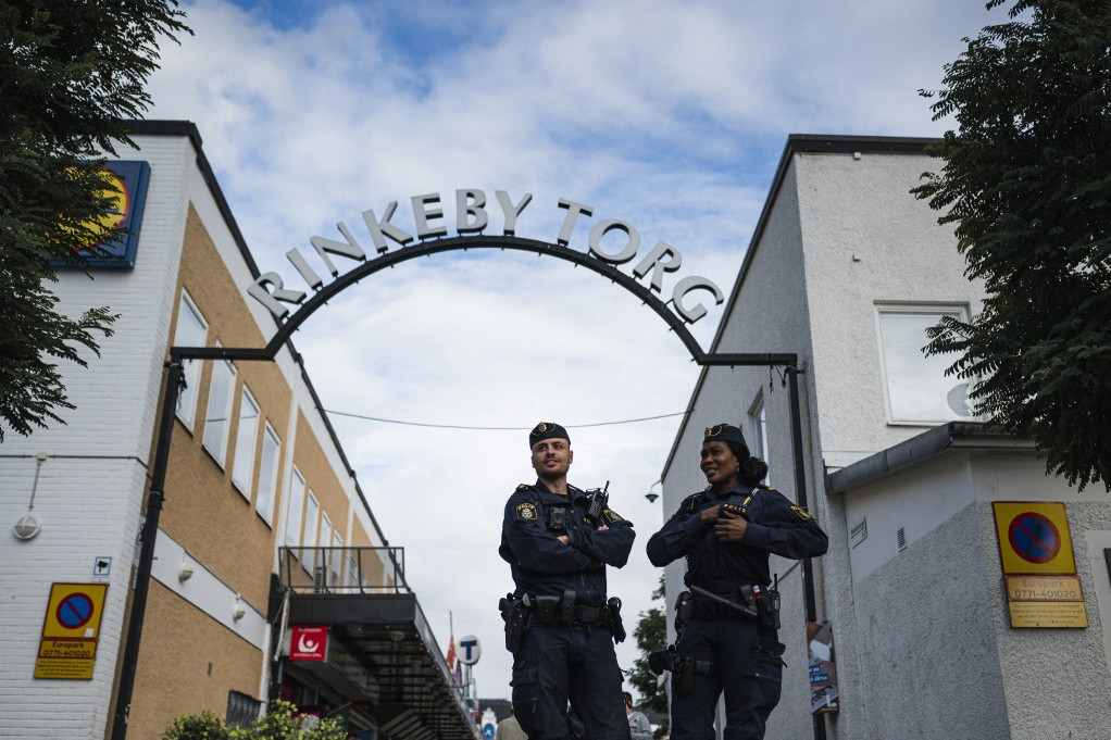 Rendőrök járőröznek a svédországi Rinkeby főterén 2022. augusztus 31-én - a svédországi egyre fokozódó bandaháborúban egyre több fiatalabb gyerek vesz részt, „gyermekkatonák” által végrehajtott kivégzésszerű lövöldözés, robbantásos bérházak, ártatlan hozzátartozók bosszúhadjáratai, reggeli híradások, amelyek összefoglalják az éjszaka halálos áldozatait: mind rendszeressé váltak a normálisan nyugodt országban