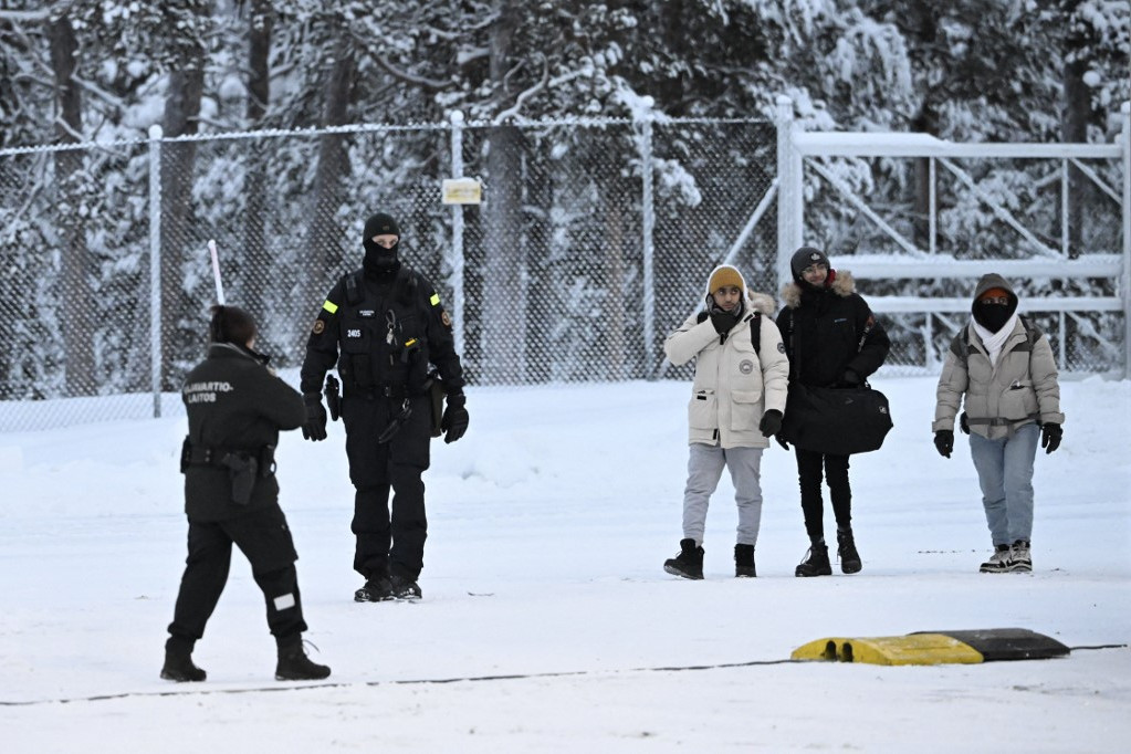 Migránsok érkeznek 2023. november 24-én a Raja-Jooseppi nemzetközi határátkelőhelyre az észak-finnországi Inariban - a fagyos sarkvidéki tél közepette az elmúlt hetekben egyre több menedékkérő migráns lépte át az egykor csendes, Oroszországból Finnországba vezető északi határt , ezt a lépést Helsinki hibrid támadásnak minősítette