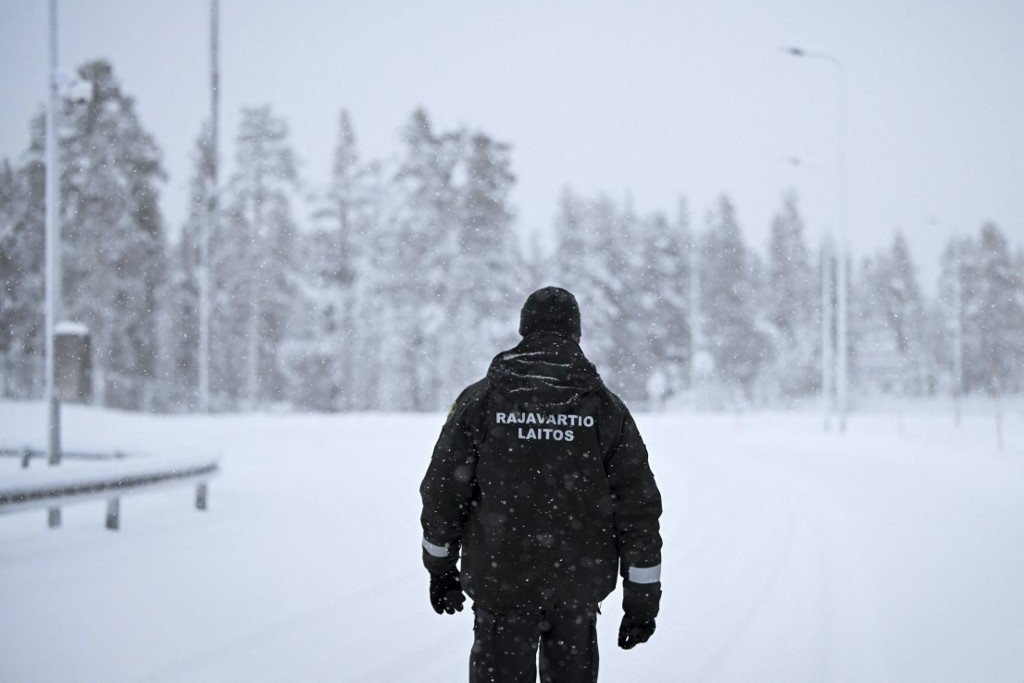 Egy finn határőr tiszt sétál a hóban a Raja-Jooseppi határátkelőhelyen Oroszország felé az észak-finnországi Inariban 2023. november 25-én - amikor a finn Lappföld távoli északi részén található Raja-Jooseppi már az egyetlen nyitott átkelőhely volt az ország keleti határán, mivel Finnország hét ellenőrzőpontot zárt be, válaszul arra, hogy Oroszország felől egyre több okmányokkal nem rendelkező menedékkérő juthatott át a határ finn oldalára