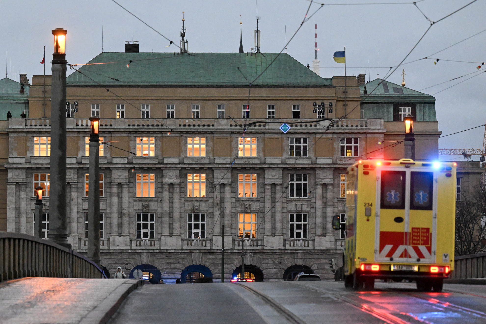 Mentőautó érkezik a Prága központjában található Károly Egyetemhez 2023. december 21-én. Egy fegyveres megölt 15 embert, és több tucat embert megsebesített az egyetemen, mielőtt a rendőrség „likvidálta” – közölték a hatóságok