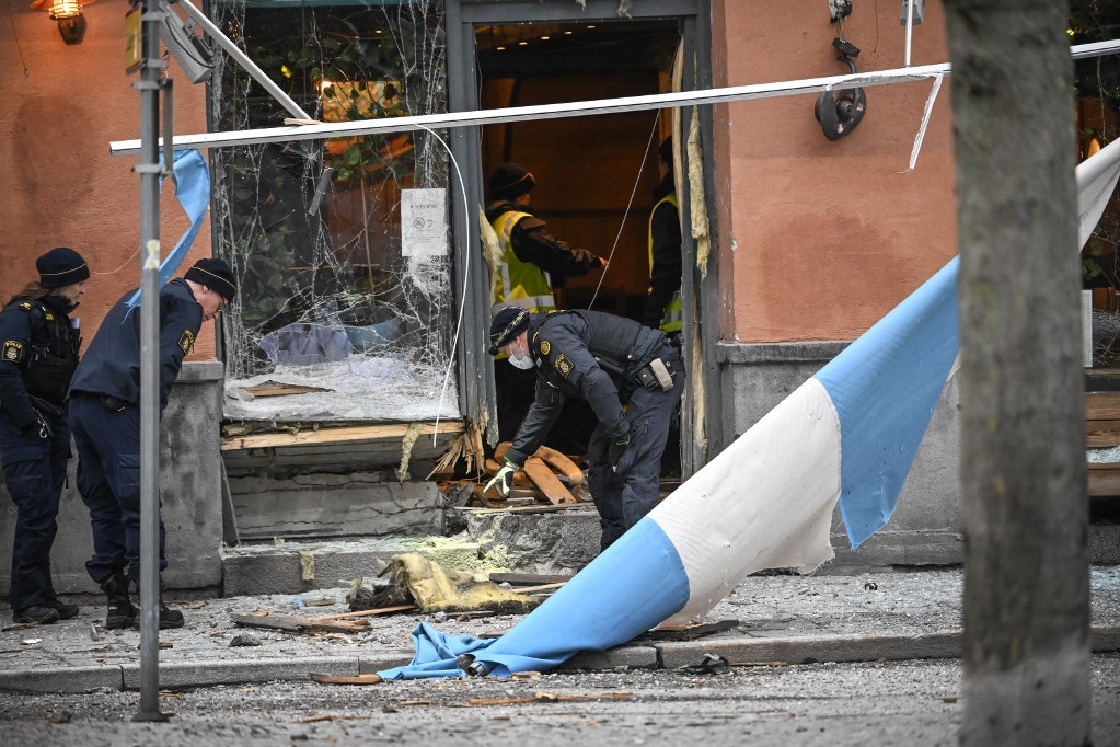 Erőteljes robbanás történt 2023. január 17-én a svédországi Stockholm központjában, a Greta Garbo téren lévő Faros étteremben - az étterem bejárata megsemmisült, és a környéken számos ablak betört, Stockholmot karácsony óta lövöldözés és robbantássorozat sújtotta, a rendőrség úgy véli, hogy sok incidens bűnbandák közötti vitákhoz kapcsolódik