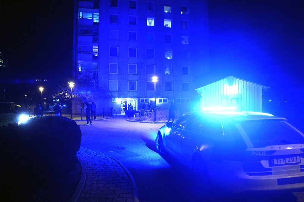 Robbanás történt 2023. január 19-én Stockholm déli részén, az Årsta városrész egyik lakóépületének lépcsőházában - Stockholmot karácsony óta lövöldözés és robbantássorozat sújtotta, a rendőrség úgy véli, hogy sok incidens bűnbandák közötti vitákhoz kapcsolódik