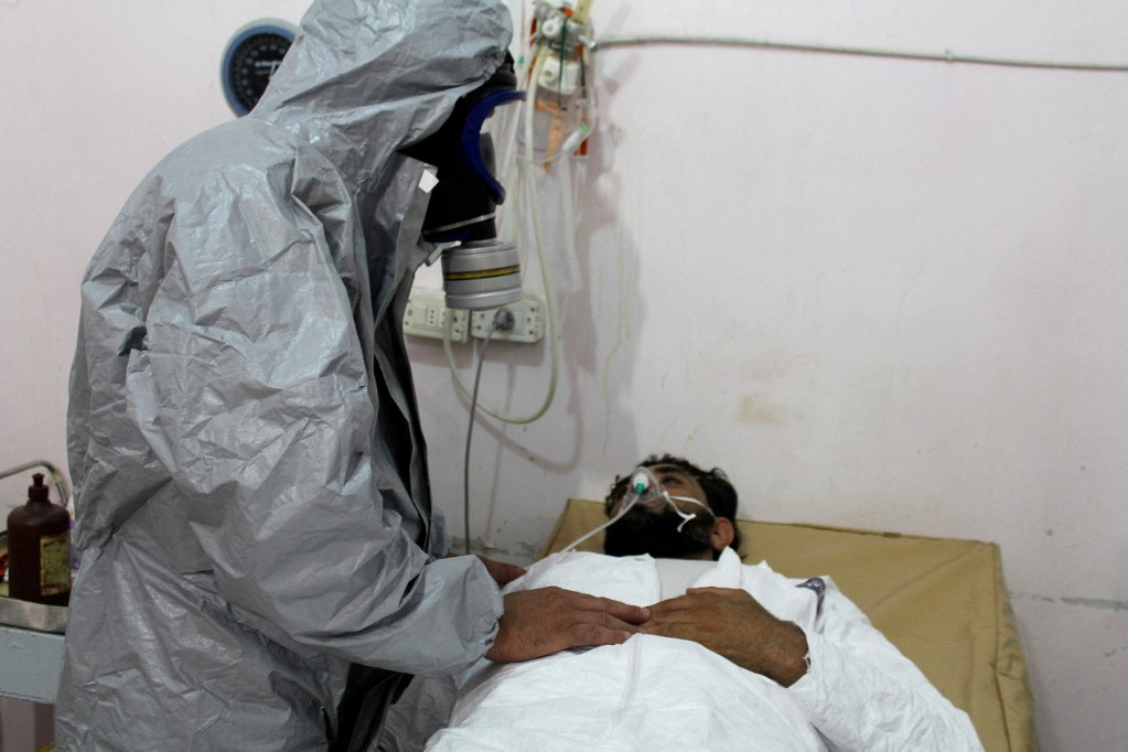 Beteg vizsgálata az ISIS terrortámadása után Szíriában