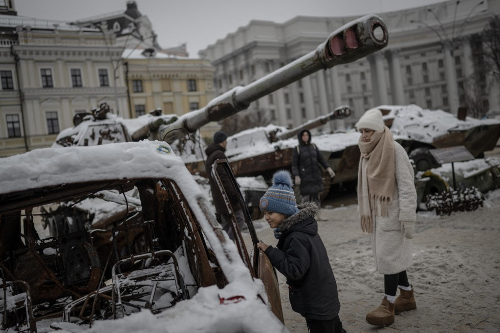 Fotó: Ozge Elif Kizil / ANADOLU / Anadolu via AFP Az összecsapások során megsérült ukrán katonai járműveket a Szent Mihály téren mutatják be Kijevben, 2023. december 10-én, miközben az Oroszország és Ukrajna közötti háború folytatódik