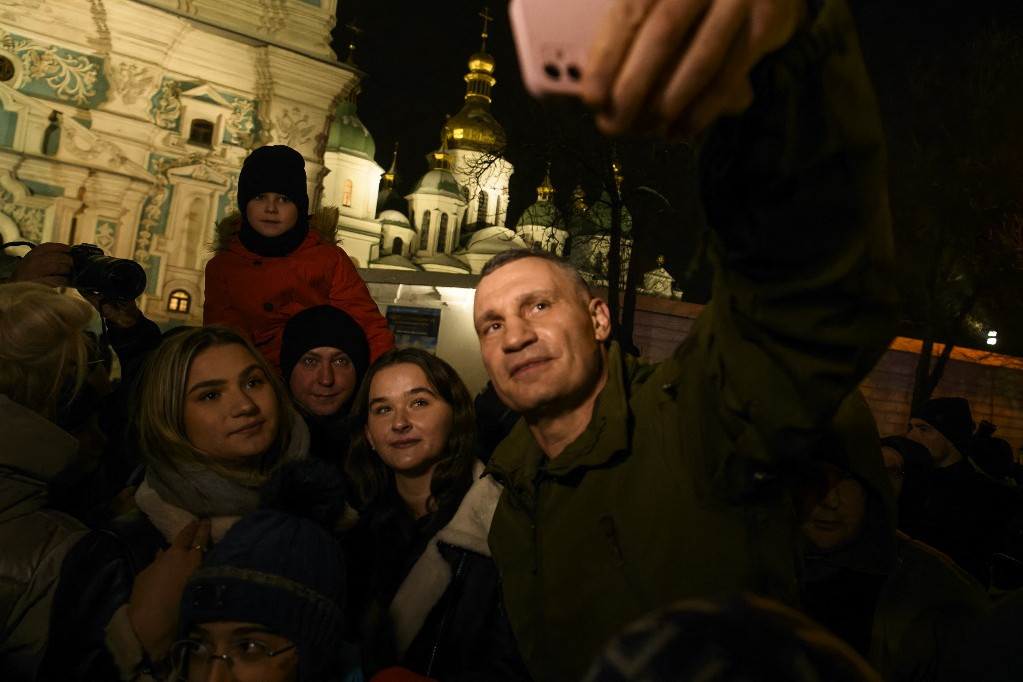 Fotó: Maxym Marusenko / NurPhoto / NurPhoto via AFP Vitalij Klicsko kijevi polgármester szelfit készít kijevi lakosokkal, miután 2023. december 6-án ünnepélyes fényeket gyújtottak a városi karácsonyfán Kijevben
