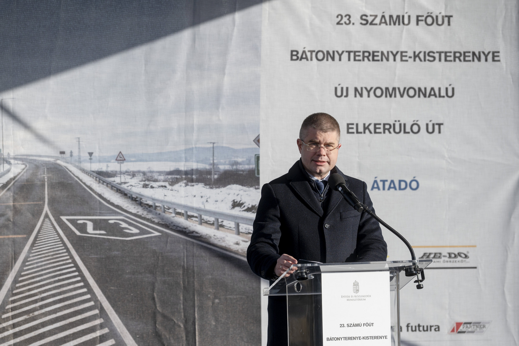 Fotó: MTI/Komka Péter Ágh Péter, az Építési és Közlekedési Minisztérium állami beruházások társadalmi koordinációjáért felelős államtitkára a 23-as főút Bátonyterenyét elkerülő és a várost észak-déli irányba összekötő új szakaszainak átadóünnepségén Bátonyterenye közelében 2023. december 22-én