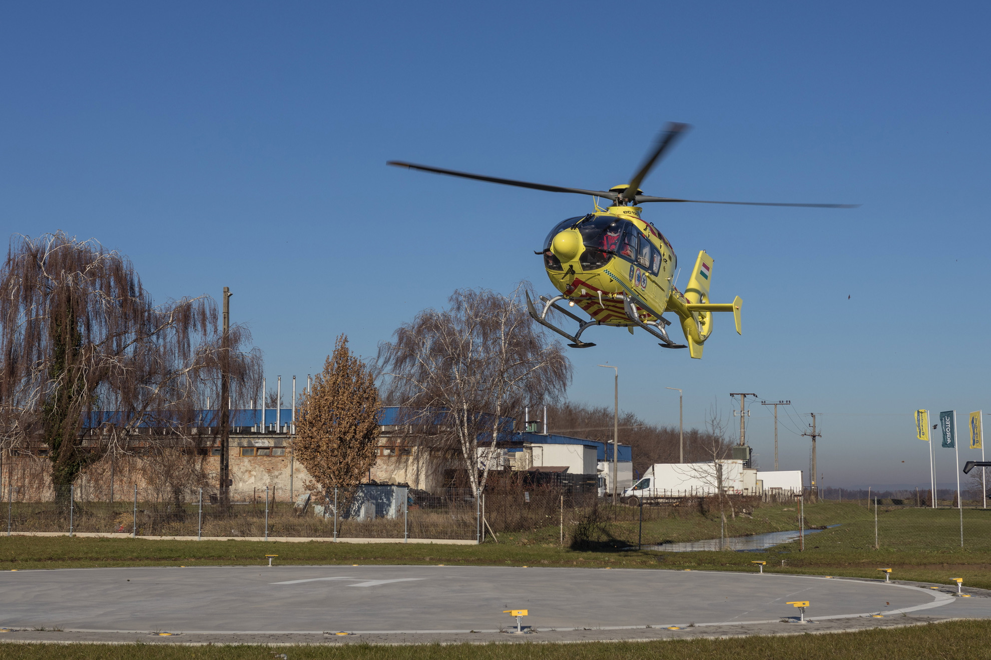 Mentőhelikopter a mintegy 785 millió forintból megépült marcali légimentőbázison az átadás napján, 2023. december 18-án