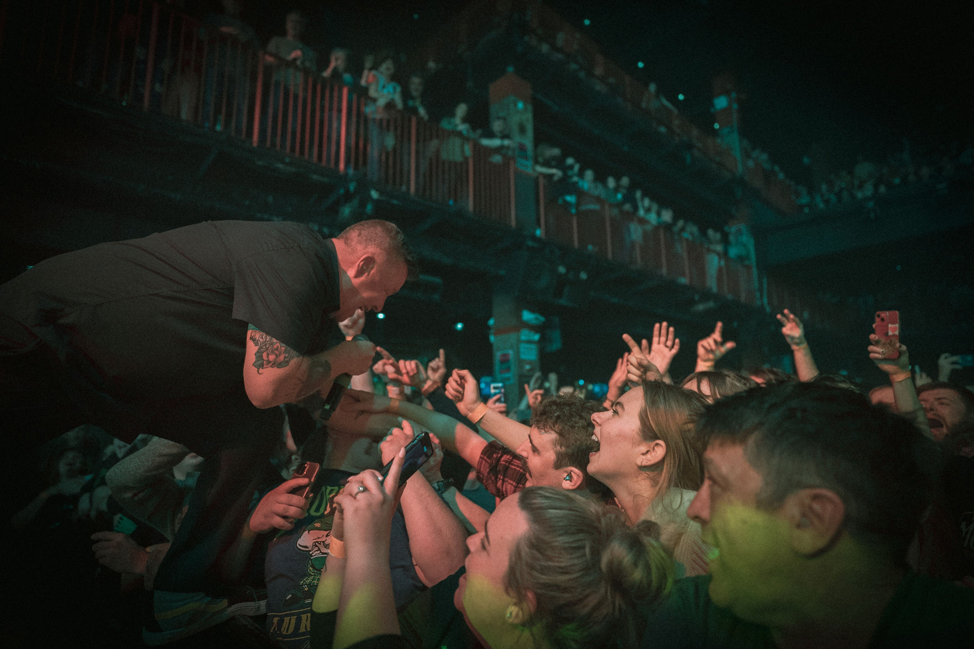 Ken Casey, a Dropkick Murphys frontembere akcióban