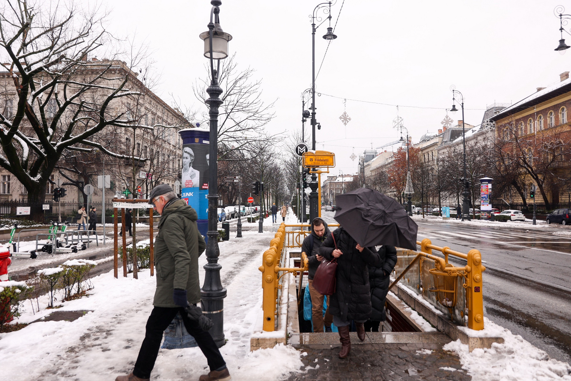 Fotó: MH/Török Péter A földalatti le- és feljárata előtt is rend a lelke mindennek. Megtisztítva a lépcső, így várja a balesetmentes közlekedésért az utazó közönségét