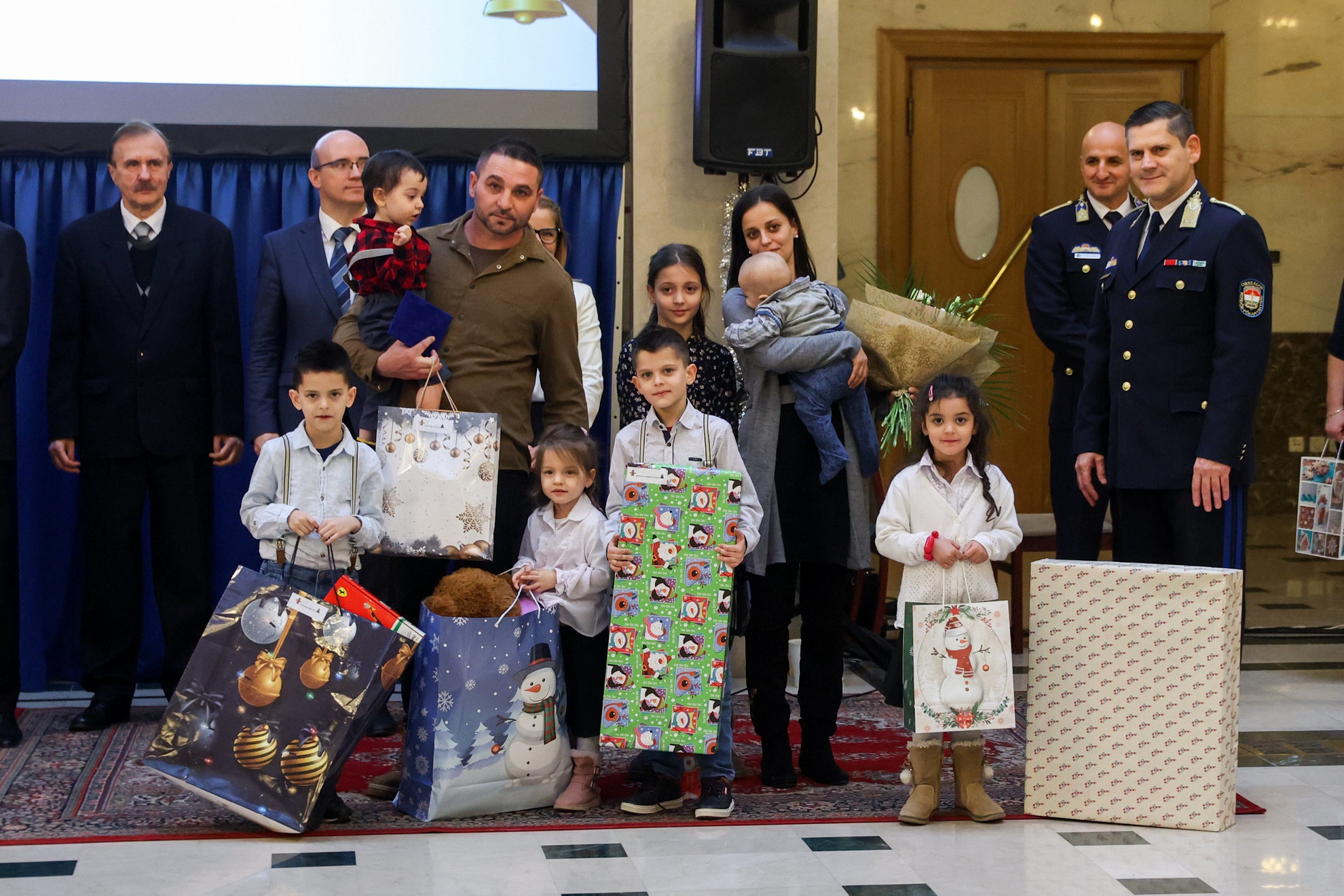 Karácsonyi ünnepséget tartott kedden a Belügyminisztérium (BM), amelyen a tárca irányítása alá tartozó szervek nagycsaládosait, valamint a szolgálatteljesítés során elhunytak gyermekeit és özvegyeit köszöntötték