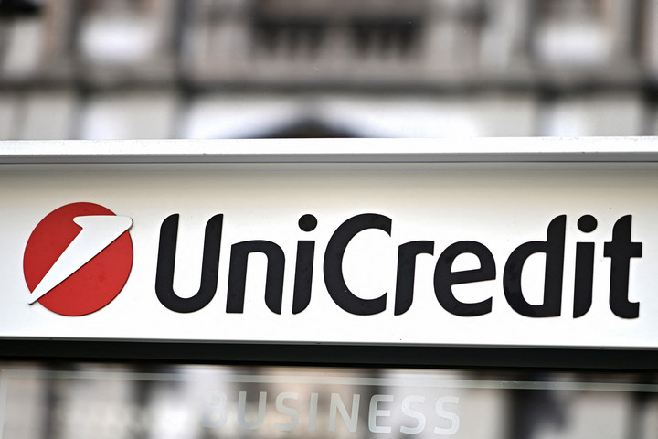 Fotó: AFP/Gabriel Bouys Az MNB 13 millió forint bírságot szabott ki az UniCredit Bankra
