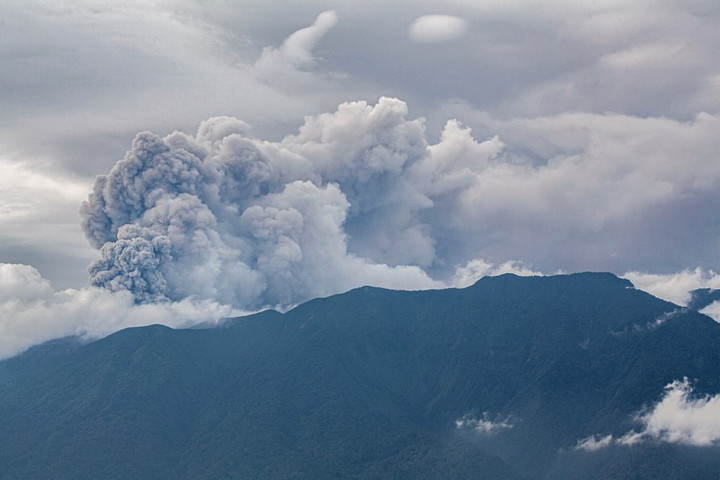 Kitört az indonéziai Marapi vulkán három kilométer magas füstoszlopot eregetve