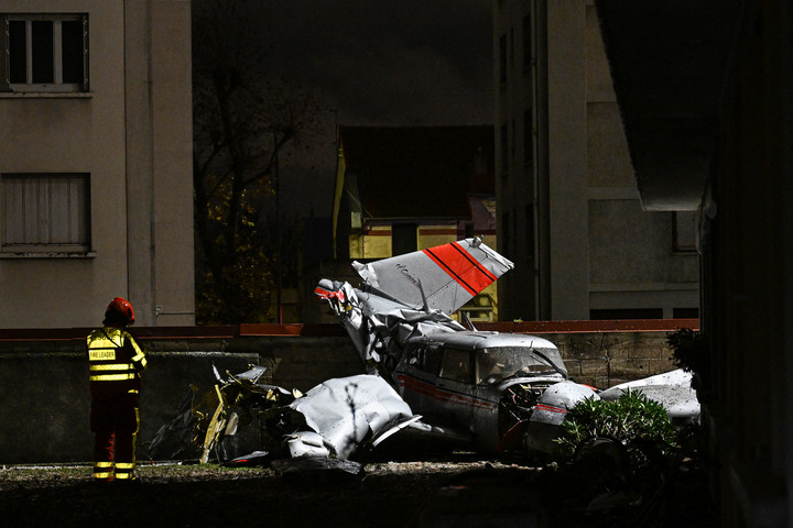 Fotó: AFP/Miguel Medina Háznak csapódott egy repülőgép Párizsban