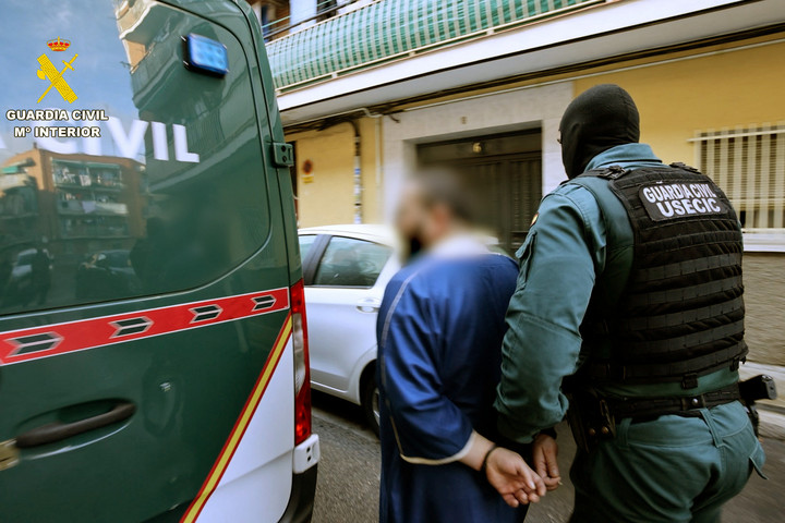 Fotó: AFP/Guardia Civil/Handout A spanyol és a marokkói rendőrség közös dzsihadistaellenes akciót tartott