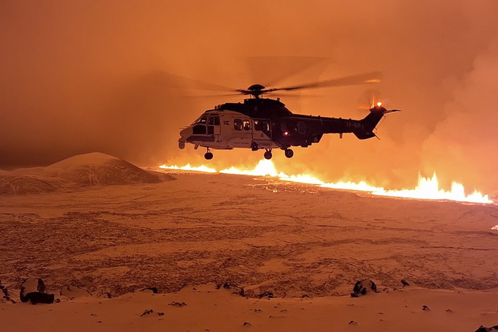 Fotó: AFP/Handout/Icelandic Coast Guard A vulkánkitörés miatt nem térhetnek haza az izlandi családok karácsonyra