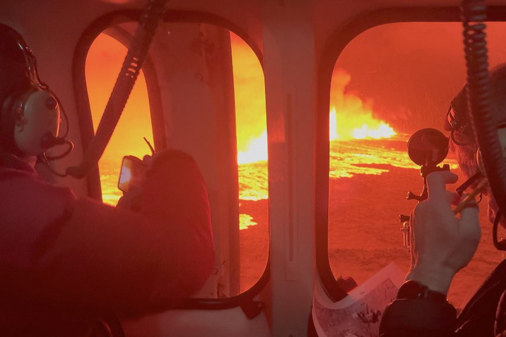 Fotó: AFP/Handout/Icelandic Coast Guard Heteken át rengett a föld Izlandon, majd ez lett belőle
