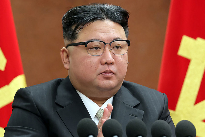 Fotó: AFP/STR/KCNA VIA KNS Politico: Putyin ágyútölteléknek használná az észak-koreaiakat