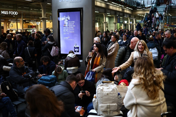 Fotó: AFP/Henry Nicholls Elárasztott alagút miatt törölték az Eurostar londoni járatait