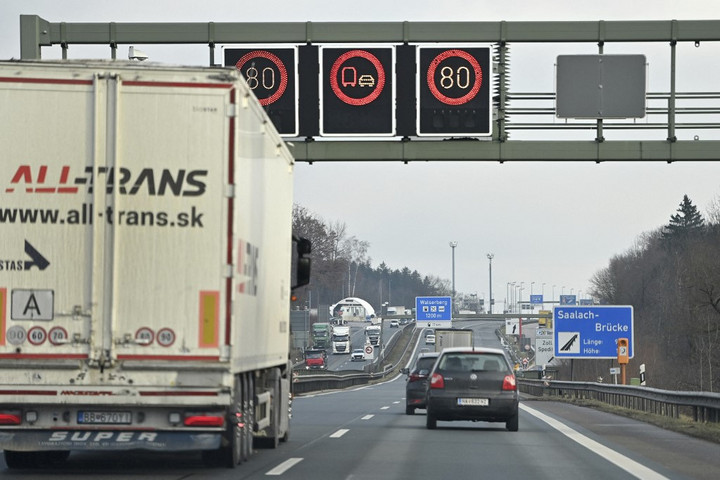 Napsárga lesz jövőre az osztrák matrica