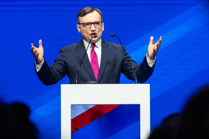 A jobboldali lengyel politikus gengsztereljárásnak nevezte a házkutatást