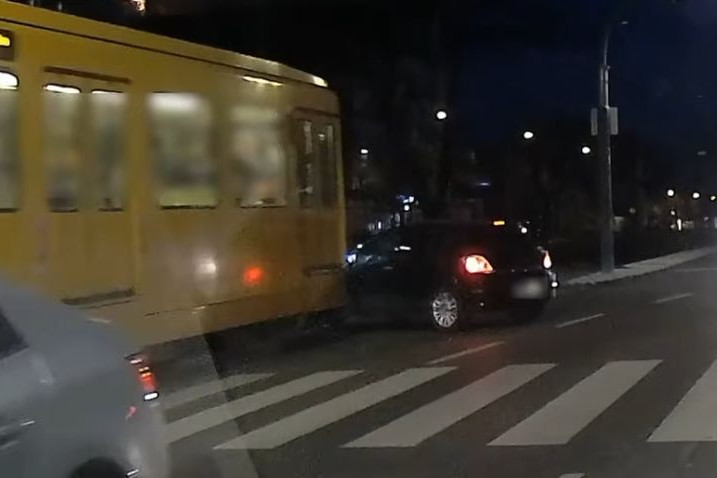 Nem figyelt a pirosra, telibe kapta a villamos + VIDEÓ