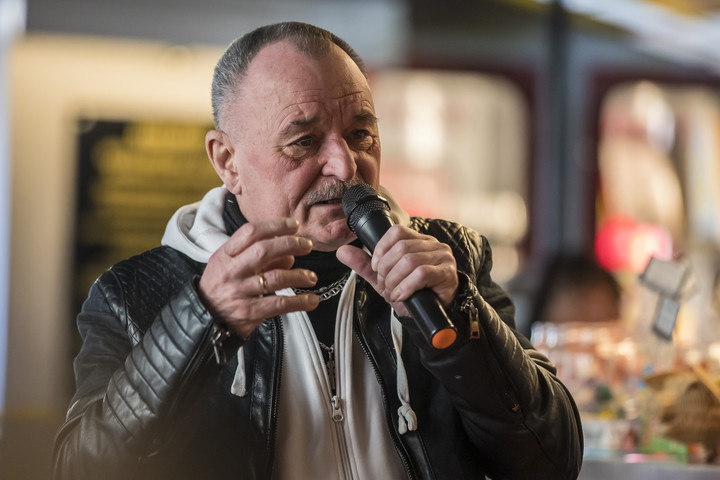 Feljelentették a legendás énekest