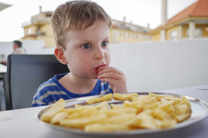 Így lesz kevésbé rákkeltő a sült krumpli