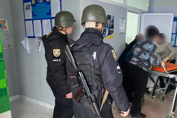 Fotó: Facebook/Поліція Закарпатської області - Kárpátalja Rendőrsége Rendőrök védik a lincseléstől a kárpátaljai robbantót