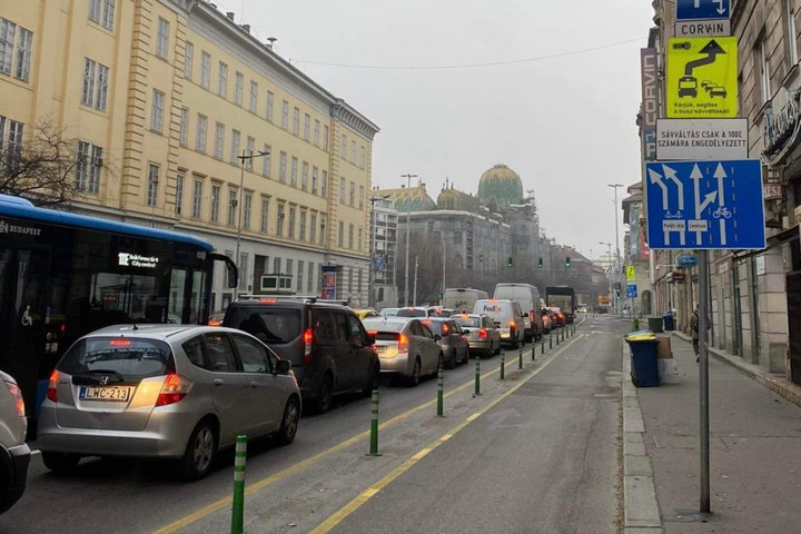 Fotó: Facebook/Vitézy Dávid Káoszt okozhat az Üllői út új közlekedési táblája