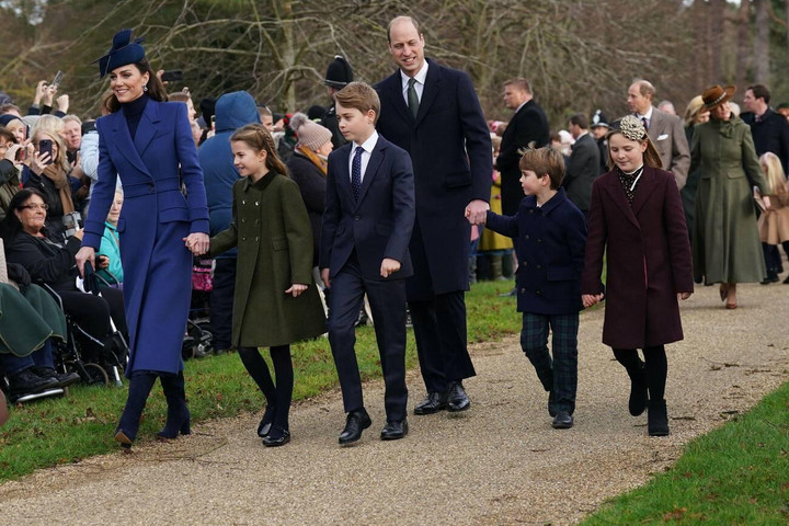 Fotó: Facebook/Kate Middleton Katalin hercegné királynőket megszégyenítő szettben ragyogott karácsonykor
