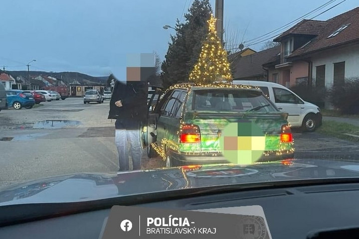Fotó: Facebook/Polícia SR - Bratislavský kraj Feldíszített karácsonyfa ékeskedett egy Škoda tetején, bizarr fotó készült a szeretet ünnepén