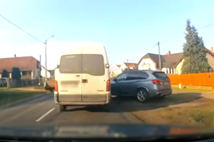 Fotó: YouTube Őrült ámokfutás: a járdán előzött, majd karambolozott a BMW-s + VIDEÓ