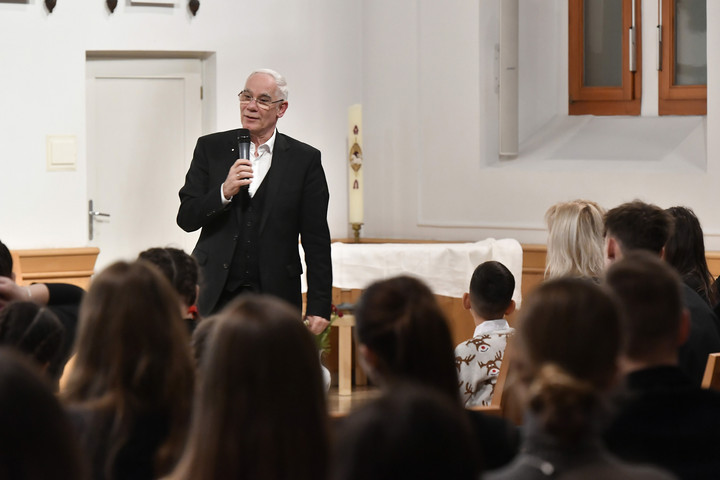 Balog Zoltán ajándékot osztott hátrányos helyzetű gyerekeknek