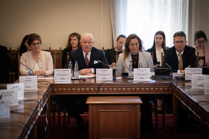 Fotó: Facebook/Csák János Csák János: Az új kulturális szabályozás egyszerű, átlátható és egységes keretet fog teremteni